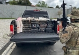 En el interior de la camioneta se hallaron fardos de marihuana con un peso total de 1.001,3 kilos, además de dinero en efectivo y un teléfono celular.