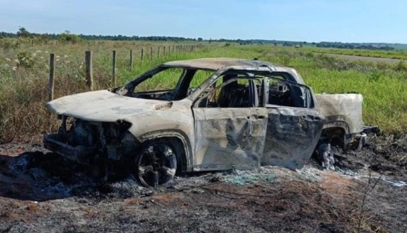 La camioneta fue hallada por los vecinos completamente consumida por las intensas llamas.