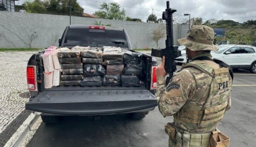 En el interior de la camioneta se hallaron fardos de marihuana con un peso total de 1.001,3 kilos, además de dinero en efectivo y un teléfono celular.