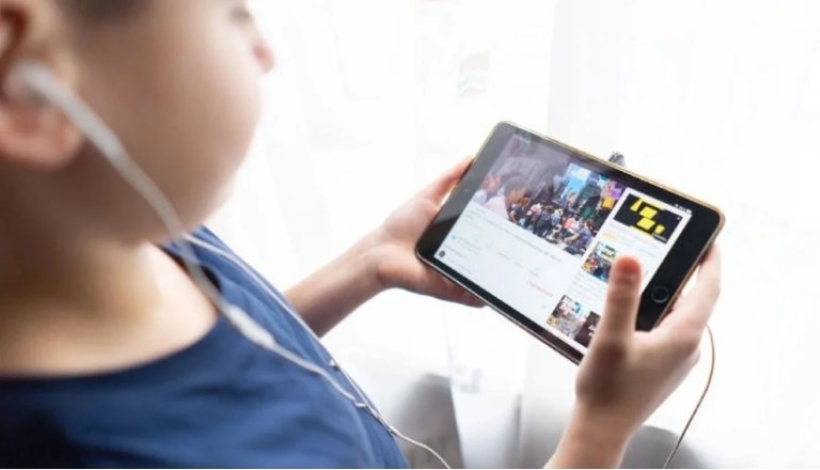 Poseer un celular antes de los 13 años compromete la salud mental en la juventud adulta, según los resultados de un estudio.