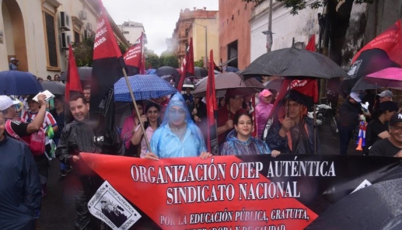 Marcha.A pesar de la lluvia, docentes se movilizaron en el centro de Asunción.